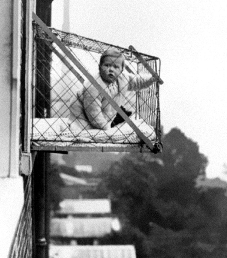photo ancienne bizarre cage enfant