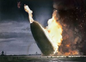 Top 25 photos anciennes historiques colorisées Le crash de l'Hindenburg