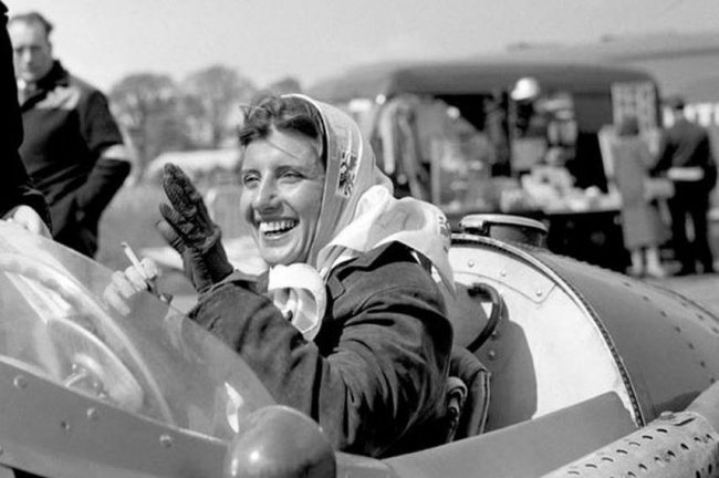 17-photos-anciennes-de-femmes-formule-1-pilote