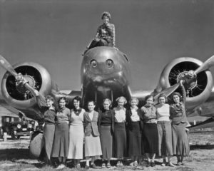 3-photos-anciennes-amelia-earhart-avion-etudiantes