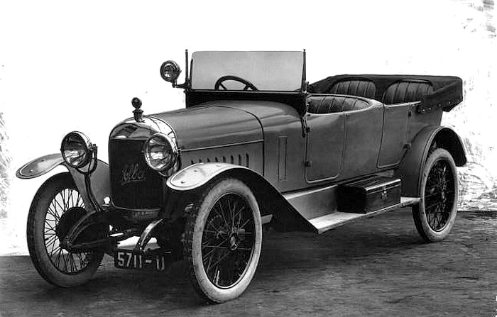 photo-ancienne-Alba-un-joli-modele-tourisme---Voiture-decapotable-de-1920