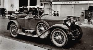 photo-ancienne-Ansaldo-et-son-fier-proprietaire---Voiture-ancienne-decapotable-de-19--