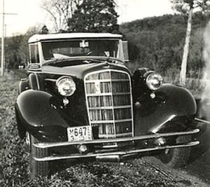 photo-ancienne-Cadillac-V8---Ancienne-voiture-de-1934