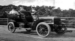 photo-ancienne-Cadillac-type-tourisme---Ancienne-voiture-de-1908