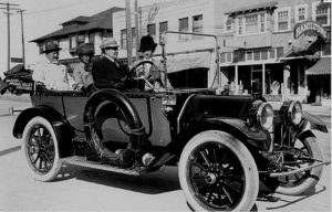 photo-ancienne-Chandler-type-tourisme---Ancienne-voiture-decapotable-de-1909