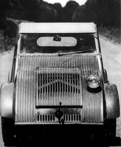 photo-ancienne-Citroen-2-cv---Voiture-ancienne-de-19--