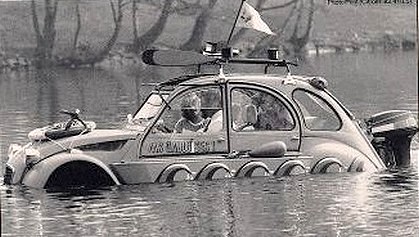 photo-ancienne-Citroen-deux-cheveaux-pas-comme-les-autres-voiture-de-1982-3