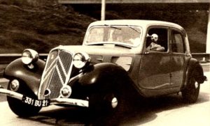 photo-ancienne-Citroen-traction-berline---Voiture-ancienne-de-1934