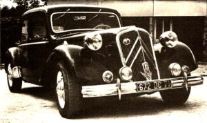 photo-ancienne-Citroen-traction-berline---Voiture-ancienne-de-1951