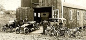 photo-ancienne-Marque-inconnue---Ancien-vehicule-antan-voiture-velomoteur-et-mobilette-de-19--