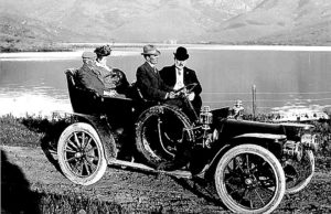 photo-ancienne-Marque-inconnue---Ancienne-voiture-automobile-proche-lac-en-1909