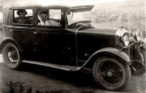 photo-ancienne-Marque-inconnue-du-type-berline-quatre-portes---Voiture-de-19--